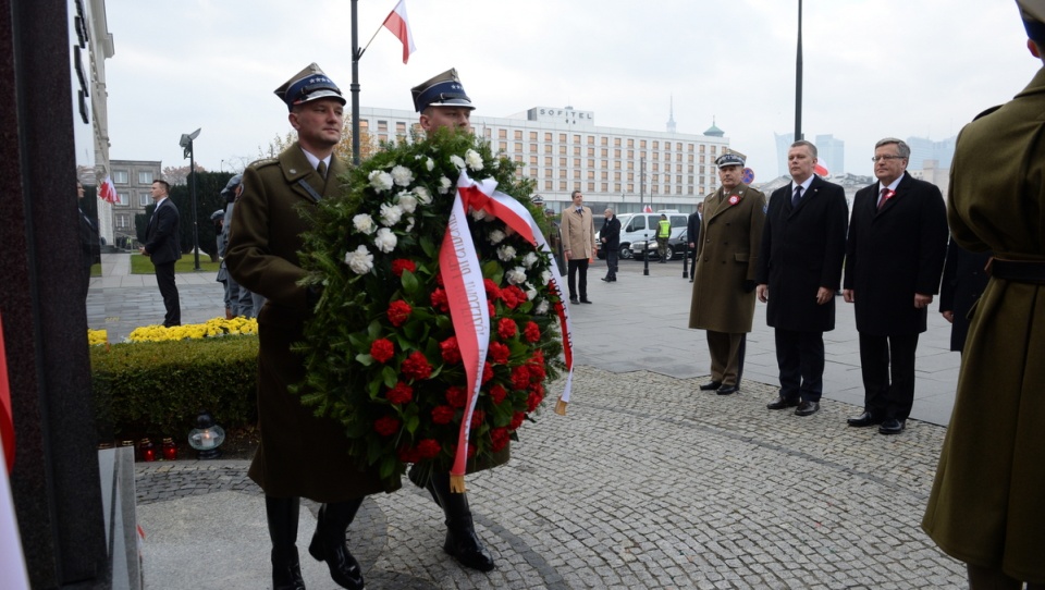 Prezydent RP Bronisław Komorowski, minister obrony narodowej Tomasz Siemoniak i szef Sztabu Generalnego WP generał Mieczysław Gocuł składają wieniec przed pomnikiem Józefa Piłsudskiego na Placu Piłsudskiego w Warszawie. Fot. PAP/Jacek Turczyk