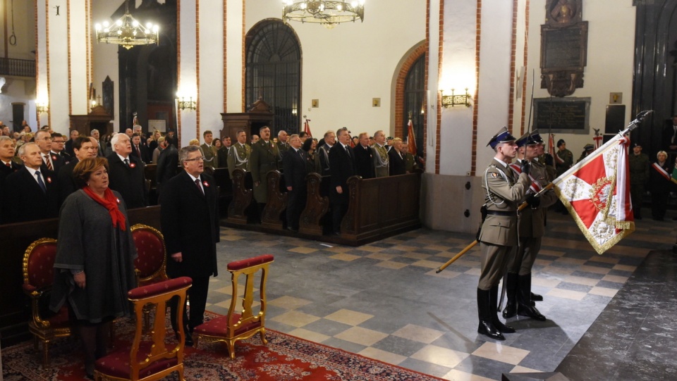 Prezydent RP Bronisław Komorowski (2L) z małżonką Anną Komorowską (L) uczestniczą w uroczystej mszy świętej za Ojczyznę w 96. rocznicę odzyskania przez Polskę niepodległości w warszawskiej archikatedrze św. Jana. Fot. PAP/Radek Pietruszka