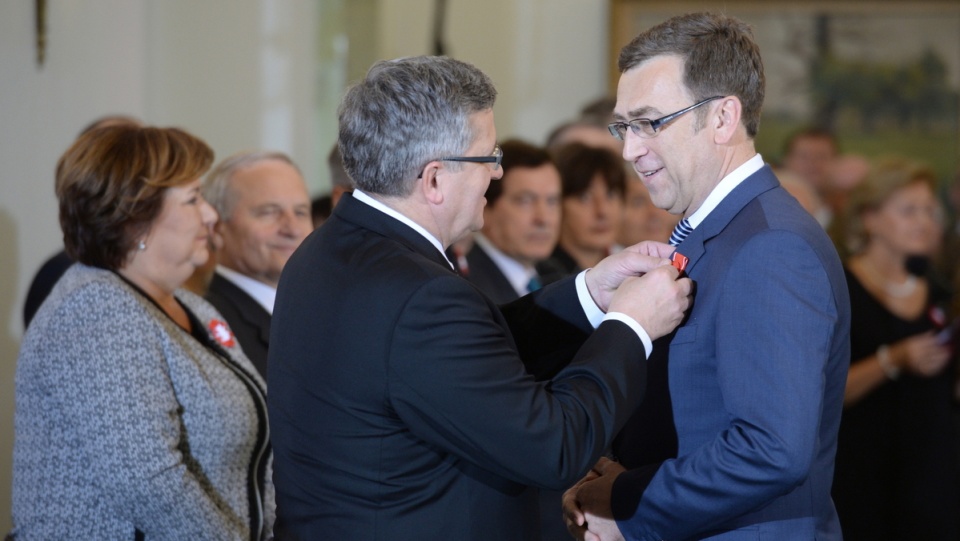 Prezydent Bronisław Komorowski (C) odznacza Krzyżem Oficerskim Orderu Odrodzenia Polski Macieja Orłosia (P). Fot. PAP/Jacek Turczyk