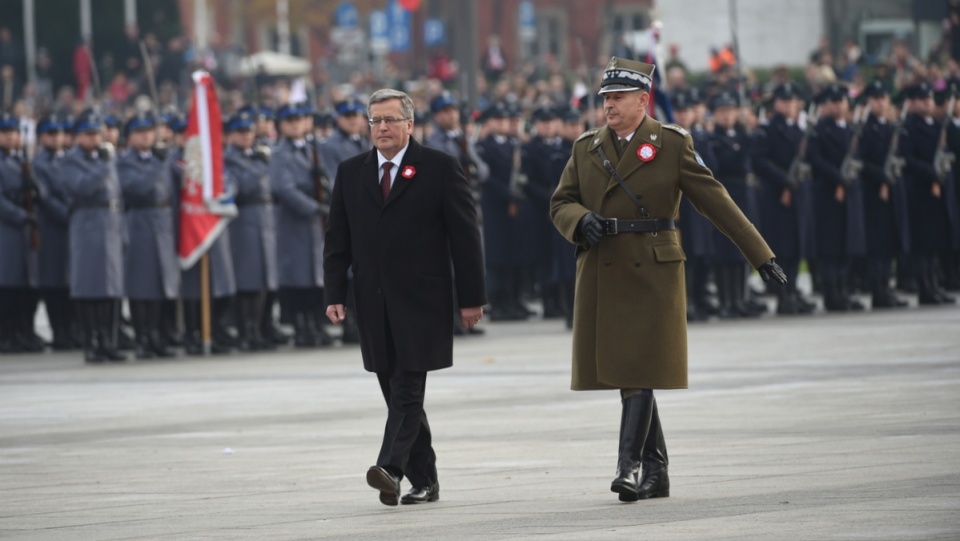 Prezydent Bronisław Komorowski (L) i szef Sztabu Generalnego WP generał Mieczysław Gocuł (P) podczas uroczystej odprawy wart przed Grobem Nieznanego Żołnierza w Warszawie. PAP/Radek Pietruszka