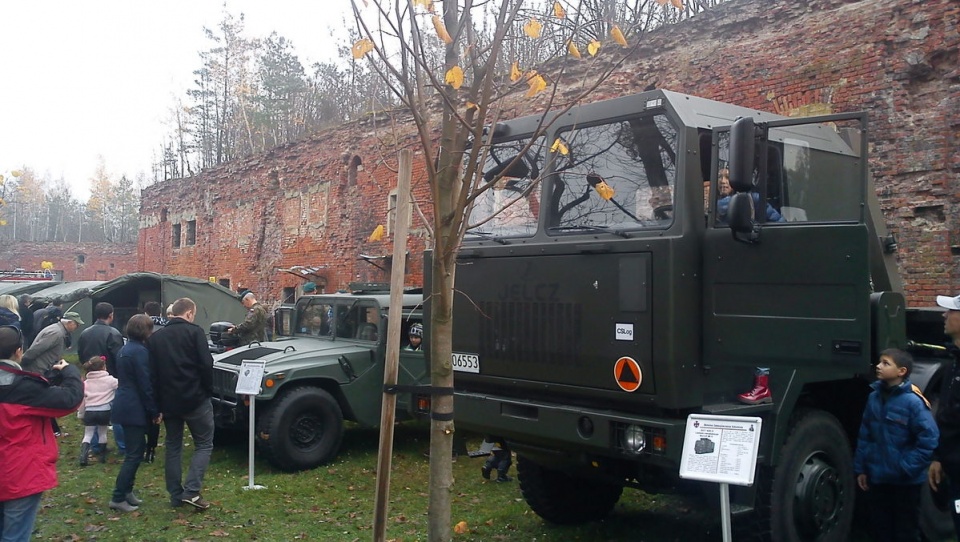 Zwiedzaniu twierdzy towarzyszyły inscenizacje historyczne i pokaz sprzętu wojskowego. Fot. Marcin Doliński