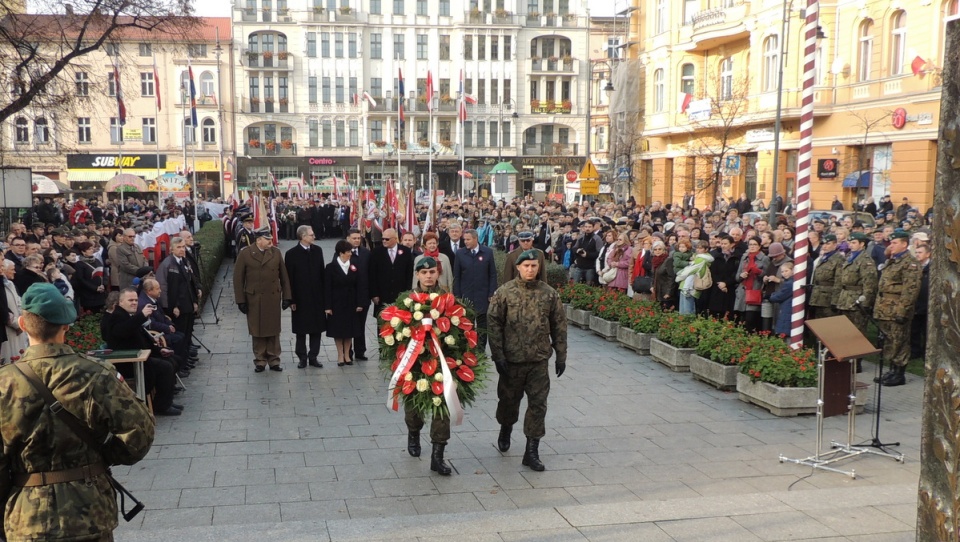 Kwiaty i wieńce pod Pomnikiem Wolności złożyły władze miasta, województwa, parlamentarzyści, przedstawiciele wojska oraz różnych organizacji. Fot. Robert Erdmann