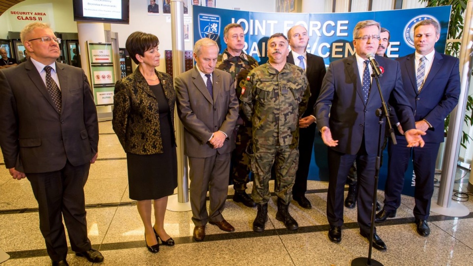 W trakcie wizyty w Centrum Szkolenia Sił Połączonych NATO w Bydgoszczy, prezydentowi towarzyszyli m.in.: wojewoda kujawsko-pomorski - Ewa Mes, marszałek wojewórdztwa kujawsko-pomorskiego - Piotr Całbecki, prezydent Bydgoszczy - Rafał Bruski, szef Biura Bezpieczeństwa Narodowego Stanisław Koziej i wiceminister obrony Maciej Jankowski. Fot. PAP/Tytus Żmijewski