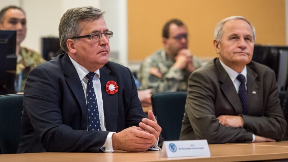 Prezydent Bronisław Komorowski i szef Biura Bezpieczeństwa Narodowego generał brygady Stanisław Koziej, podczas wizyty w Centrum Szkolenia Sił Połączonych NATO w Bydgoszczy. Fot. PAP/Tytus Żmijewski