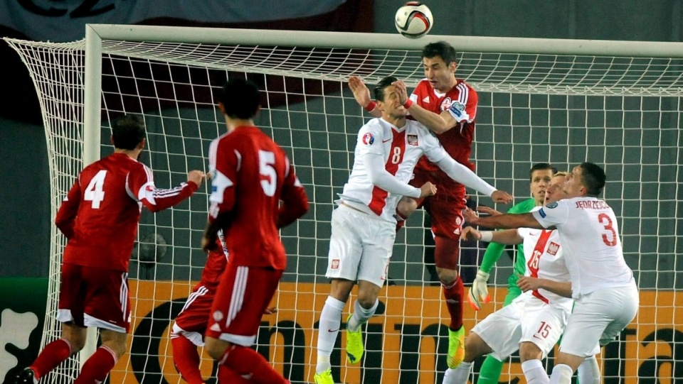 Piłkarz reprezentacji Polski Grzegorz Krychowiak (C-L) walczy w wyskoku o piłkę z zawodnikiem Gruzji w meczu eliminacji mistrzostw Europy 2016, Gruzja - Polska, w Tbilisi. PAP/Bartłomiej Zborowski