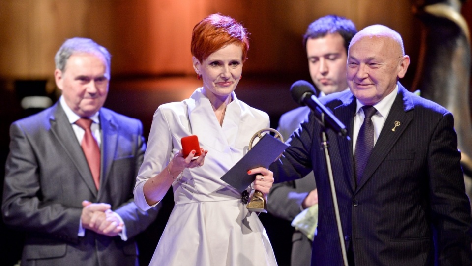 Laureatka Złotego Mikrofonu Agnieszka Kunikowska (2L), prezes zarządu Polskiego Radia Andrzej Siezieniewski (L) i przewodniczący kapituły Janusz Kukuła (P), podczas gali wręczenia nagród w Studiu Polskiego Radia im. Witolda Lutosławskiego. Fot. PAP/Marcin Obara