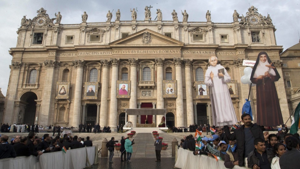 Podczas mszy na pl. Świętego Piotra papież ogłosił świętymi sześcioro błogosławionych z Włoch i Indii. Fot. PAP/EPA