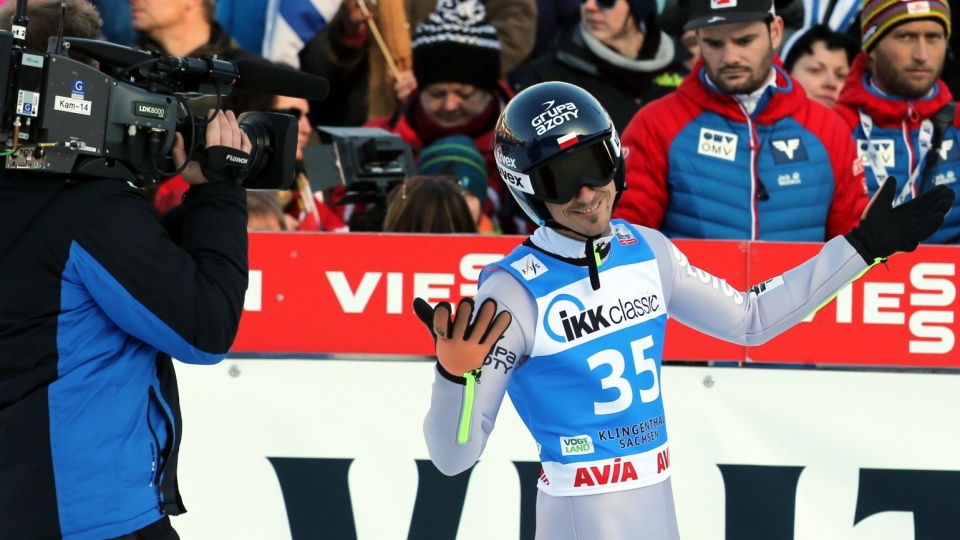 Polak Piotr Żyła po skoku podczas zawodów Pucharu Świata w skokach narciarskich w niemieckim Klingenthal. Fot. PAP/Grzegorz Momot
