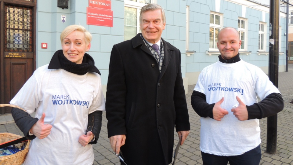 Andrzej Pałucki i przedstawiciele sztabu wyborczego Marka Wojtkowskiego pozują do wspólnego zdjęcia. Fot. Marek Ledwosiński