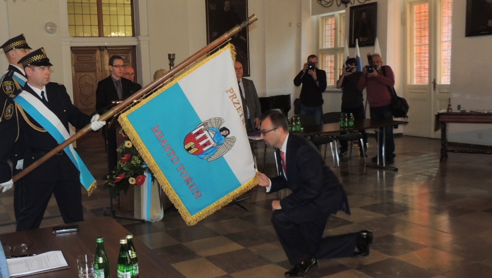 Przewodniczący nowej Rady Miasta Torunia, dr Marcin Czyżniewski składa ślubowanie. Fot. Michał Zaręba