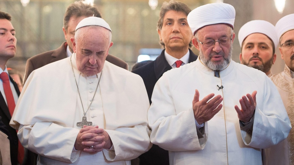 Modlący się papież Franciszek i Wielki Muftie Rahmi Yaran. Fot. PAP/EPA