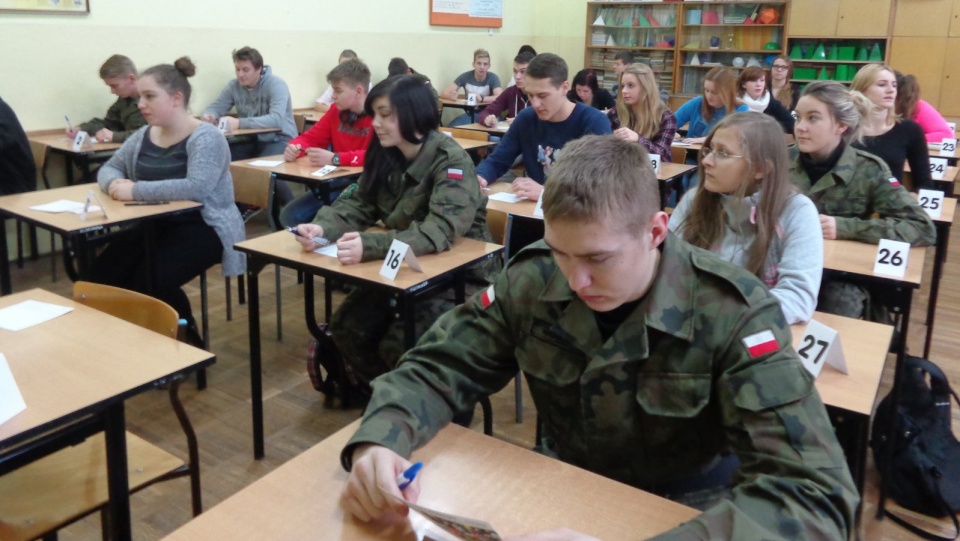 Młodzież w II Liceum Ogólnokształcącym w Grudziądzu tuż przed testem. Fot. Marcin Doliński