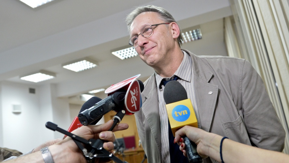 Fotoreporter PAP Tomasz Gzell rozmawia z dziennikarzami po ogłoszeniu wyroku. Fot. PAP/Marcin Obara
