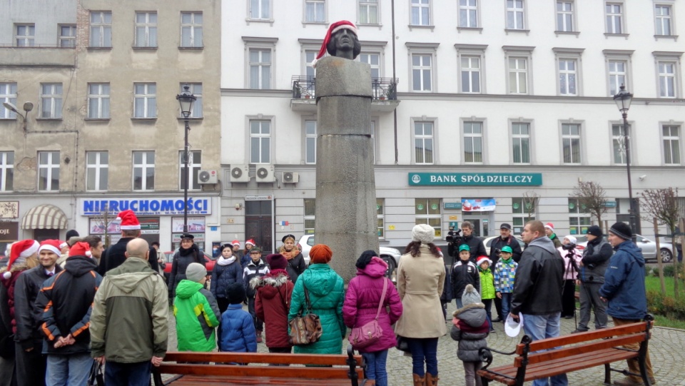 W dniu imienin Mikołaja, głowę wielkiego astronoma przyozdobiła okazjonalna czapka a świętujący poczęstowali się przygotowanym na tę okazję imieninowym tortem. Fot. Marcin Doliński