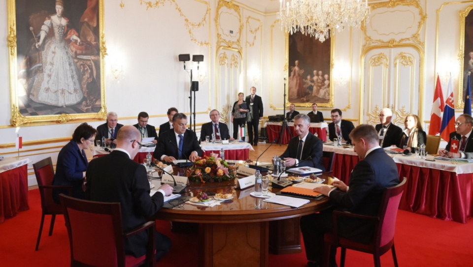 Premier Ewa Kopacz (2L), premier Czech Bohuslav Sobotka (L), premier Węgier Viktor Orban (C), prezydent Szwajcarii Didier Burkhalter (2P) i premier Słowacji Robert Fico (P) podczas rozmów plenarnych szefów rządów państw Grupy Wyszehradzkiej oraz prezydenta Federacji Szwajcarskiej w Bratysławie. Fot. PAP/Radek Pietruszka