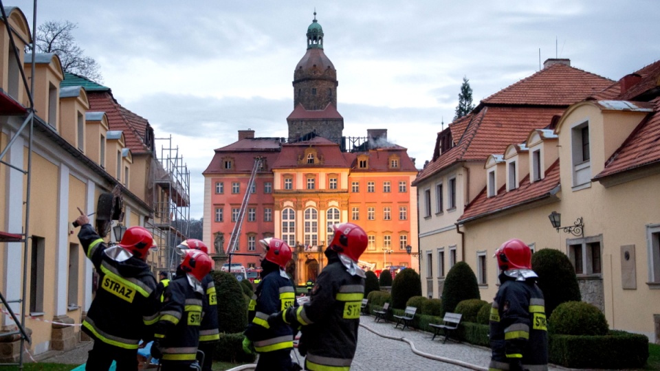 Ogień na dachu zamku zauważono w środę - 10 grudnia po godz. 14. Fot. PAP/Maciej Kulczyński