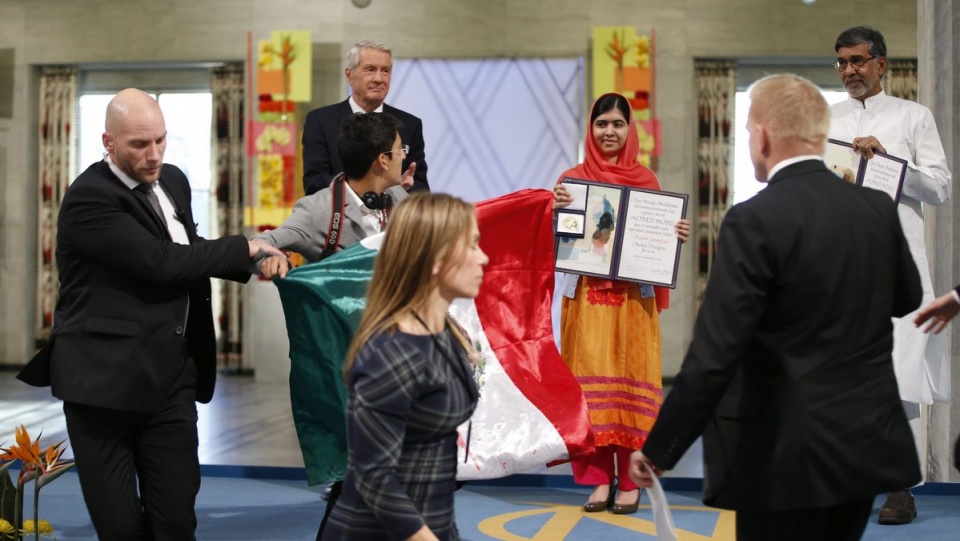 Meksykański student próbował porozmawiać z laureatką Pokojowej Nagrody Nobla Malalą Yousafzai. Fot. PAP/EPA