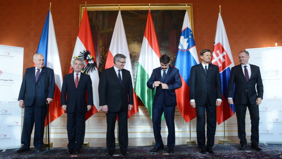 Prezydent RP Bronisław Komorowski (3L), prezydent Słowenii (2P), prezydent Słowacji (P), prezydent Czech (L), prezydent Austrii (2L) i prezydent Węgier (3P) pozują do wspólnego zdjęcia przed spotkaniem prezydentów państw Grupy Wyszehradzkiej, Republiki Austrii i Republiki Słowenii w Pradze. Fot. PAP/Jacek Turczyk