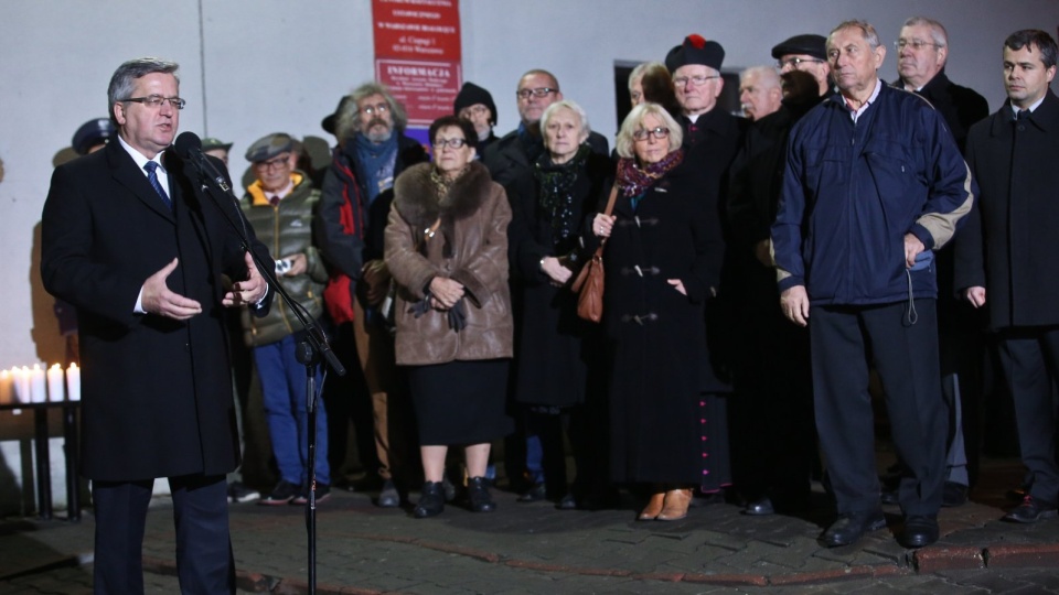 Prezydent Komorowski spotkał się także z internowanymi. Fot. PAP/Rafał Guz