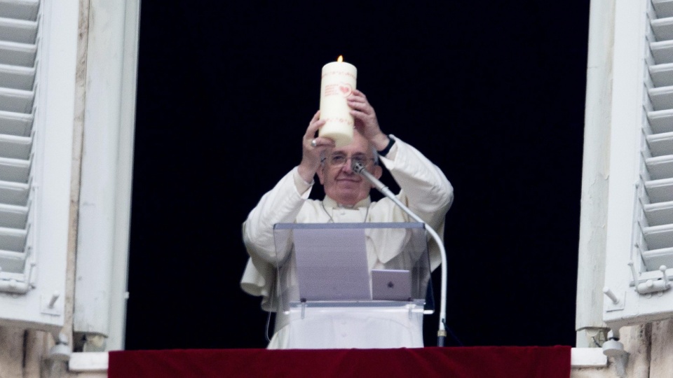 Papież podkreślił, że Polacy zapalając świecę potwierdzają swą solidarność z potrzebującymi. Fot. PAP/EPA