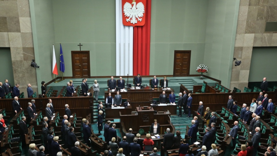 Posłowie uczcili chwilą ciszy pamięć ofiar stanu wojennego oraz ofiar wydarzeń na Wybrzeżu z 1970 r. Fot. PAP/Rafał Guz