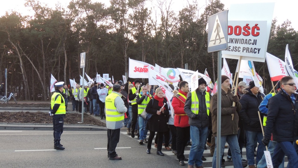 W geście poparcia kolegów z Inowrocławskich Kopalni Soli "Solino" w Inowrocławiu drogę we Włocławku blokowali związkowcy z "Anwilu". Fot. Marek Ledwosiński