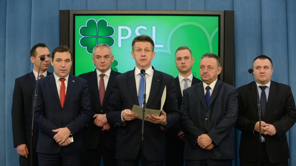 Szef klubu PSL Jan Bury (w centrum) i nowi posłowie partii ludowców. Fot. PAP/Jakub Kamińśki