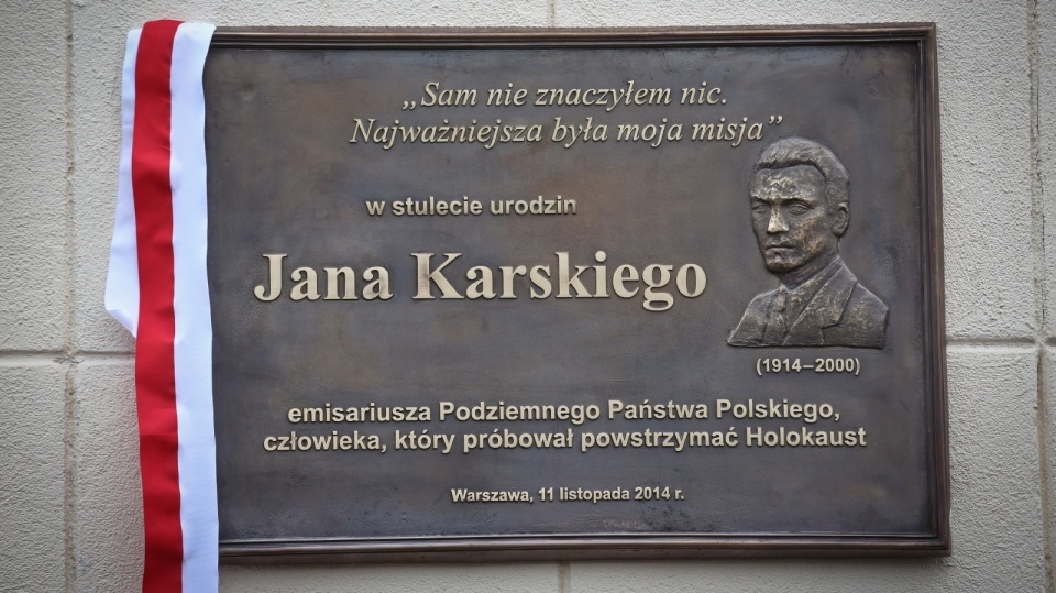 Tablicę upamiętniającą Jana Karskiego umieszczono na budynku MON. PAP/Rafał Guz