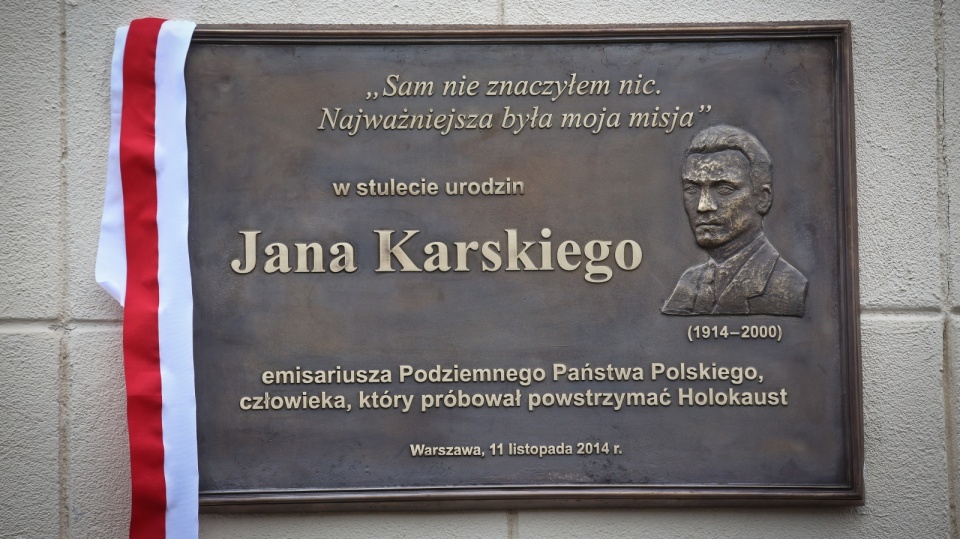 Tablicę upamiętniającą Jana Karskiego umieszczono na budynku MON. PAP/Rafał Guz