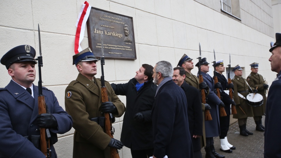 Tablicę upamiętniającą Jana Karskiego umieszczono na budynku MON. PAP/Rafał Guz