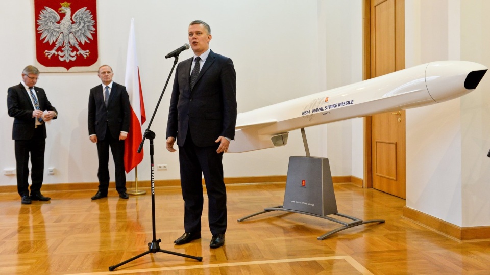 Minister obrony narodowej Tomasz Siemoniak (P) podczas podpisania umowy na dostawy sprzętu i uzbrojenia dla drugiego Nadbrzeżnego Dywizjonu Rakietowego. Fot. PAP/Marcin Obara