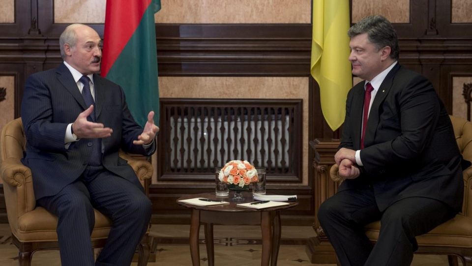 Poroszenko podziękował Łukaszence za wsparcie jedności terytorialnej Ukrainy i za nieuznanie bezprawnych wyborów z 2 listopada. Fot. PAP/EPA