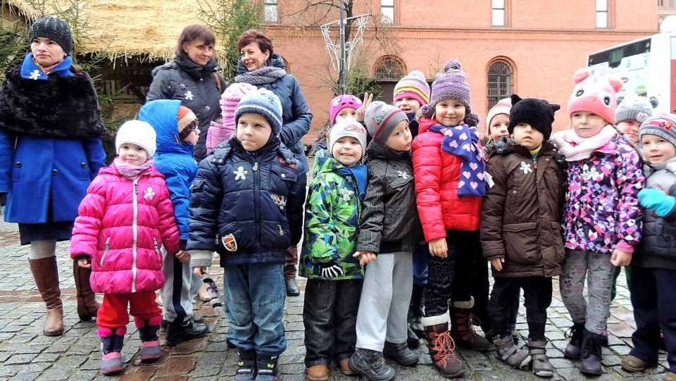 W Toruniu zainaugurowano akcję, która ma zachęcić dzieci i dorosłych do noszenia odblasków. Fot. Michał Zaręba
