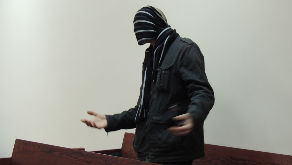 Oskarżony na salę rozpraw wszedł z zakrytą twarzą. Fot. Marek Ledwosiński