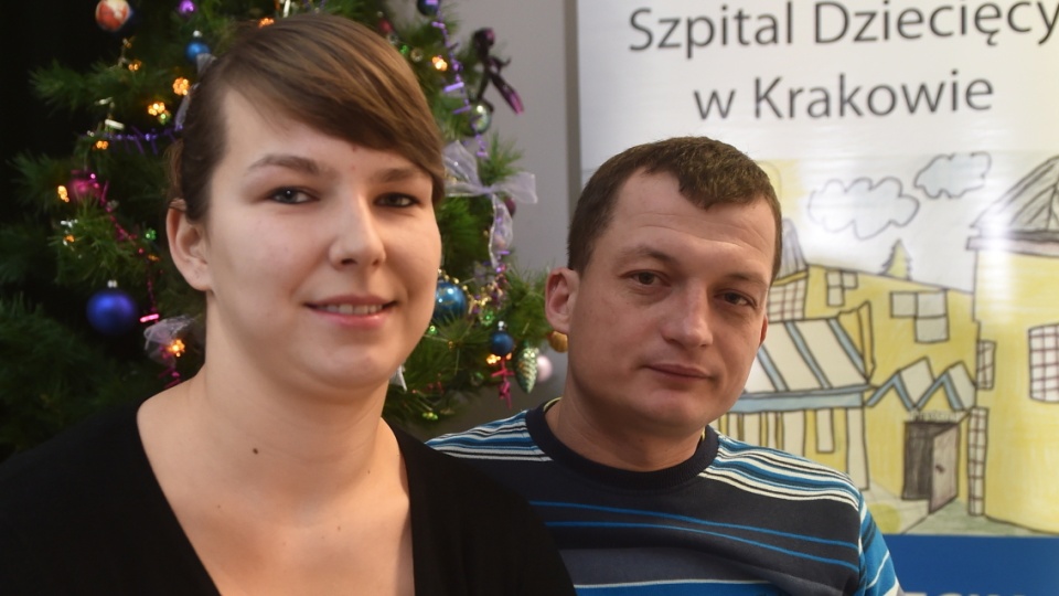 Rodzice Adasia, Paulina (L) i Mateusz (P), podczas konferencji prasowej na temat stanu zdrowia ich synka, 23 bm. w Uniwersyteckim Szpitalu Dziecięcym w Krakowie-Prokocimiu. Fot. PAP/Jacek Bednarczyk