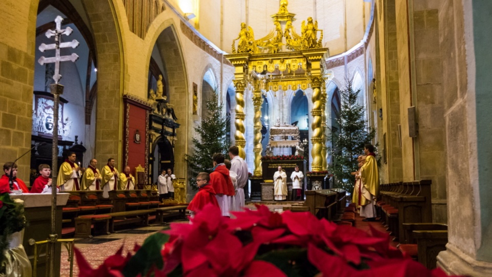 Pasterka pod przewodnictwem Prymasa Polski abp. Wojciecha Polaka (C) w katedrze gnieźnieńskiej. Fot. PAP/Marek Zakrzewski