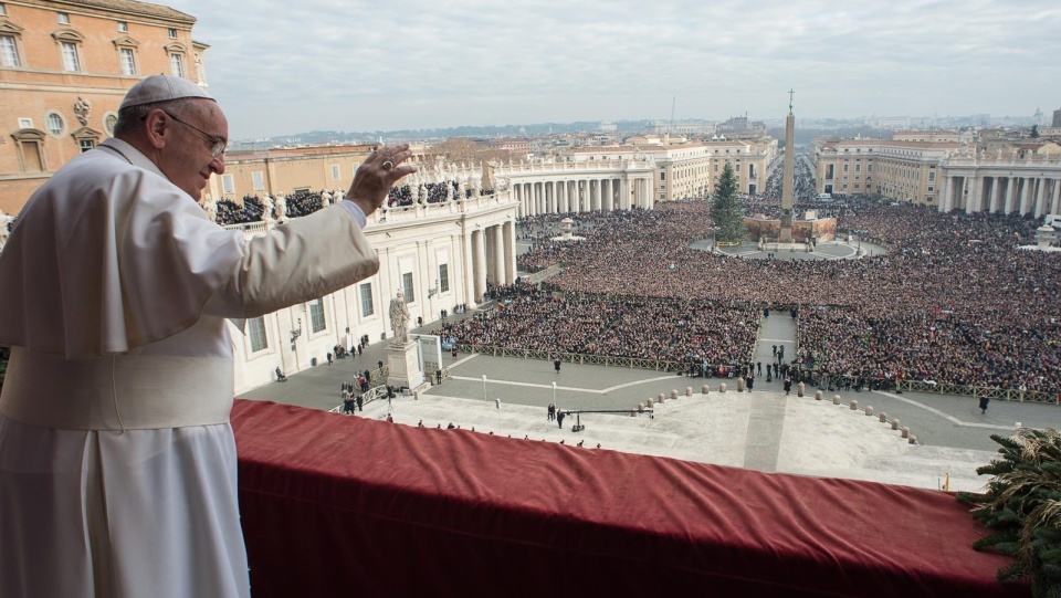 Papież udzielił też błogosławieństwa Urbi et Orbi, czyli miastu i światu. Fot. PAP/EPA