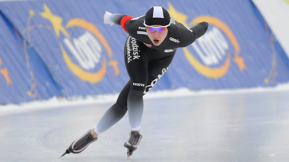 Luiza Złotkowska podczas jednego z biegów na 1500 metrów kobiet na Mistrzostwach Polski w łyżwiarstwie szybkim. Fot. PAP/Bartłomiej Zborowski