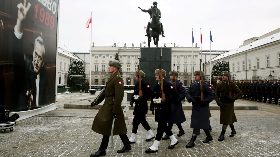 Uroczysta zmiana warty przed Pałacem Prezydenckim w Warszawie. Fot. PAP/Tomasz Gzell