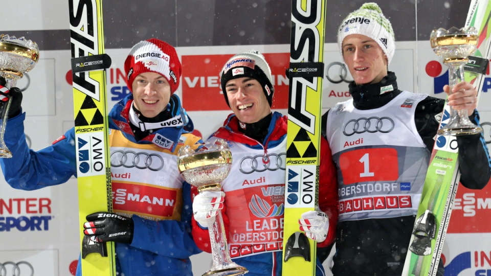 Na podium od lewej: Austriak Michael Hayboeck - drugie miejsce, zwycięzca, jego rodak Sefan Kraft oraz Słoweniec Peter Prevc - trzecia pozycja. Fot. PAP/Grzegorz Momot
