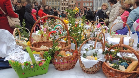 Na Rynku Staromiejskim w Toruniu ustawiono długi stół, który wypełniły wielkanocne koszyki. Fot. Michał Zaręba