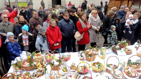 Przy stole, w ramach organizowanej od 11 lat miejskiej święconce, spotkali się mieszkańcy Torunia. Fot. Michał Zaręba