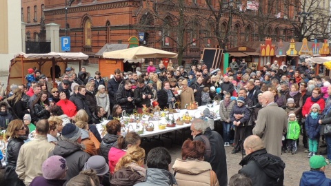 Przy stole, w ramach organizowanej od 11 lat miejskiej święconce, spotkali się mieszkańcy Torunia. Fot. Michał Zaręba