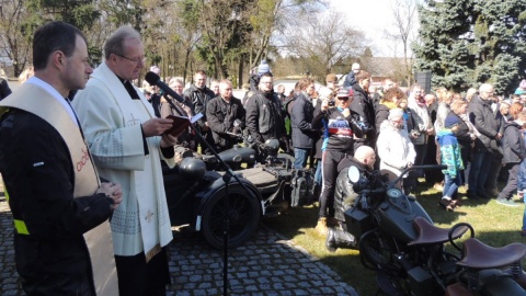 Pokarmy świąteczne poświęcił gospodarz motocyklowego spotkania - ks. Daniel Adamowicz, dyrektor Caritas diecezji toruńskiej. Fot. Michał Zaręba