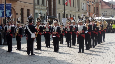 Pokaz musztry paradnej na Rynku Staromiejskim w Toruniu. Fot. Michał Zaręba