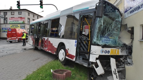 Siła uderzenia był tak duża, że autobus wjechał w stojący obok budynek. Fot. KPP Świecie