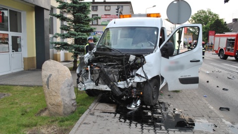 Siła uderzenia był tak duża, że autobus wjechał w stojący obok budynek. Fot. KPP Świecie