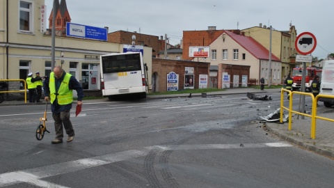 Siła uderzenia był tak duża, że autobus wjechał w stojący obok budynek. Fot. KPP Świecie