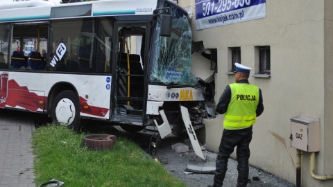 Siła uderzenia był tak duża, że autobus wjechał w stojący obok budynek. Fot. KPP Świecie