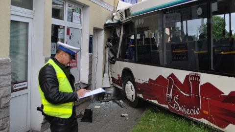 Siła uderzenia był tak duża, że autobus wjechał w stojący obok budynek. Fot. KPP Świecie